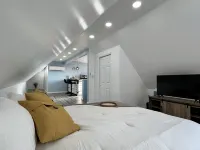 Sky Parlor with River View - Parking