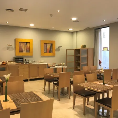 Hotel Aacr Museo Отели рядом с достопримечательностью «Небоскреб Torre Sevilla»