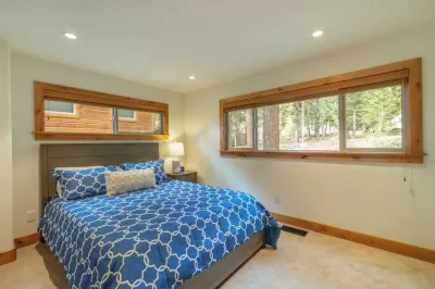 Henderson by AvantStay Lake View Walk to Beach, Garwoods & More Hotels near Lost Sauna Co