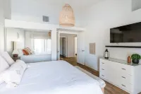 Coastal Chic 3 Bdrm House w/ Brand New SALTWATER Pool - Walk to Tennis Garden - Wifi