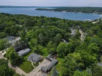 “Couples’ Cozy Cabin – King Bed, Walk to Geneva Lake” Hotels in Williams Bay