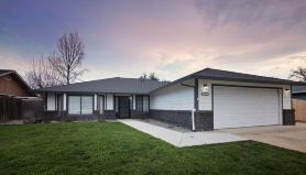 Retreat 5 bed, 4 room 3.8 mi. from Redding Airport