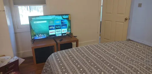 The Bee: Great Studio Nice Area!