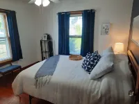 Sleeps 6, + 2 in Basement, Super Clean, Long Driveway, Fenced Yard w/Fire Pit