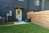 Open Floor Plan with Fenced Yard and Cozy Kitchen - Charming Retreat 布賴恩住宿飯店
