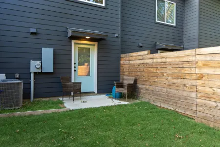 Open Floor Plan with Fenced Yard and Cozy Kitchen - Charming Retreat Отели рядом с достопримечательностью «Brazos Valley Museum of Natural History»