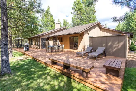 Private Hot Tub and Cozy Decor - Charming Sunriver Retreat