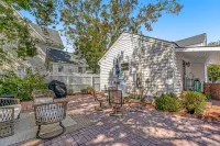 Downtown home 1 block from waterfront with patio, front porches, streaming