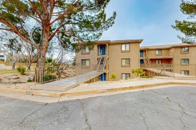 Mountain Views at the Village 紅山附近的飯店