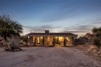 Charming Oasis with Hot Tub and Fire Pit - Romantic Desert Retreat Hotels in Yucca Valley