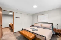 Spacious Living with Gourmet Kitchen and Smart TVs - Cozy Modern Escape Hotel in zona Fun In