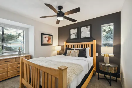 Code & Comfort in Boston Commons Отели рядом с достопримечательностью «Парк штата Черри Крик»