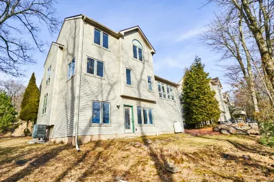 Home Theater and Lake Access Features - Stunning Family Haven Hotel in zona Split Rock Resort Indoor Waterpark