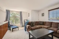 Access to Shared Pool and Nearby Parks - Cozy Urban Oasis