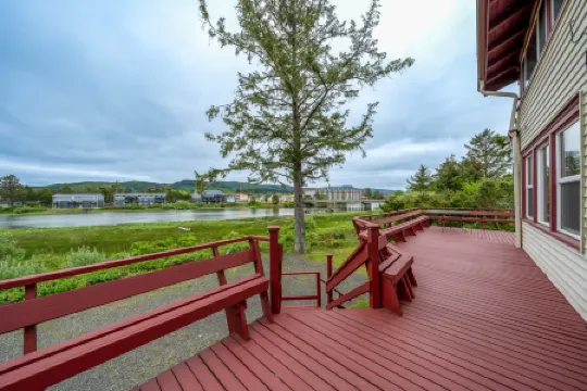 Secluded Deck and Stunning River Views - Exquisite Woodland Retreat