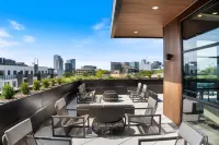 Rooftop Deck and Pool with City Skyline - Luxurious Music Row Retreat