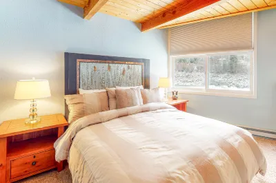 Large mountainside condo at Taos Ski Valley with views  & balcony - near hiking