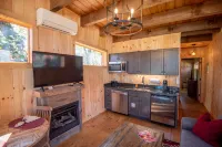 Cozy Cabin with Gas Fireplace and Modern Amenities - Charming Retreat