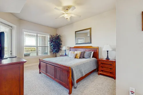 Dog-friendly & spacious condo with lake views, pool, large balcony, & W/D Hotels in Horseshoe Bay