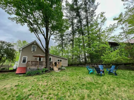 Bright Living Space Near Cranmore and Downtown Fun - Charming Escape