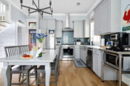 Luxurious Hot Tub and Steps to Waterfront Dining - Charming Retreat