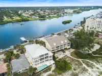 Gulf Front Views and Community Sun Deck - Spacious Beachside Retreat