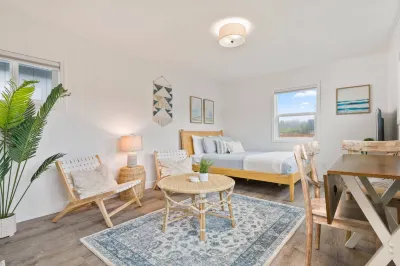 Steps to Beach and Vibrant Entertainment - Charming Coastal Haven Hotels in Rockaway Beach
