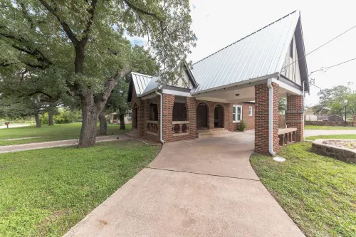 Spacious Living Area and Game Room - Charming Tudor Style Các khách sạn ở Mineral Wells