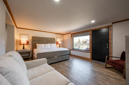 Poolside Access and Luxurious Amenities - Charming Suite Haven Hotels in Garrett County