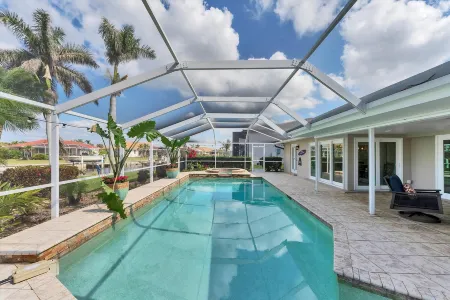 Waterfront Canal View and Private Pool with Spa - Stunning Retreat