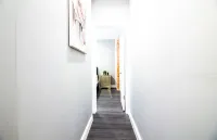 Modern Downtown Apartment - TV, Kitchen, Wifi, Essentials