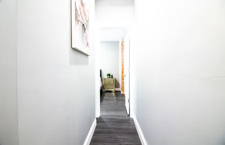 Modern Downtown Apartment - TV, Kitchen, Wifi, Essentials