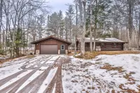 Peaceful Lake Access and Cozy Wood Stove - Idyllic Rustic Retreat