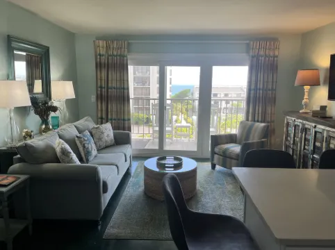 Private Balcony and Convenient Amenities - Coastal Chic 來特斯維海灘酒店