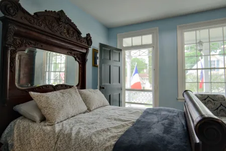 Full Kitchen and Washer Dryer Availability - Charming Historic Retreat Отели в г. Натчез