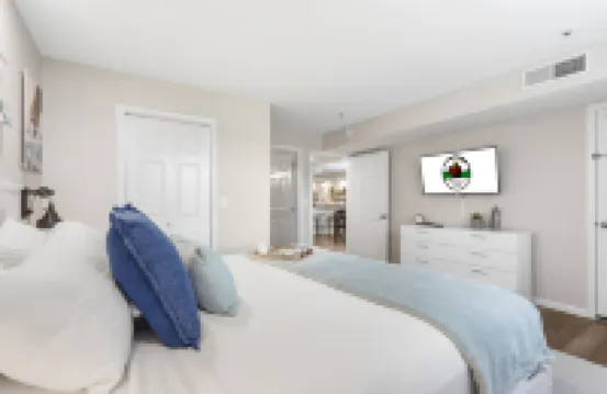 Scenic Golf Course View with Resort Amenities - Serene Retreat