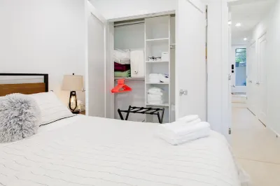 Fully Equipped Living Area with Smart TV and Wi-Fi - Inviting and Bright 블루밍데일 호텔