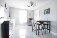 Elegant Retreat - Kitchen, Wifi, Downtown Nearby