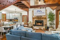 Luxury Mountain Retreat with Hot Tub and Scenic Views - Exquisite Cabin