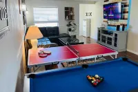 Space Coast Retreat: Large Fenced Yard, Pool Table, MRS. Pac Man + Massage Chair