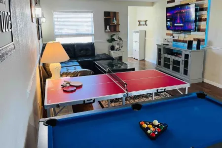 Space Coast Retreat: Large Fenced Yard, Pool Table, MRS. Pac Man + Massage Chair