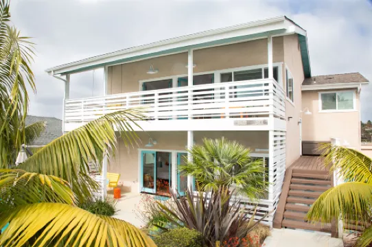 Fresh & Walkable Bright Beach Bungalow