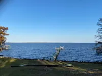 Waterfront 3 bedroom dog-friendly cottage  with a million-dollar view Hotels in James City