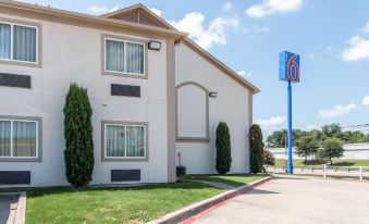 Motel 6 Hutchins, TX