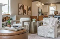 Charming Beaverton, King beds, Game room, 5bdrm! Hotels in Aloha