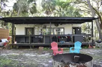 彩虹牧場小木屋 Dunnellon Public Library附近的飯店