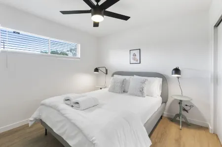 Contemporary Condo in Central Biltmore Отели рядом с достопримечательностью «Центральная библиотека Бертон Барр»