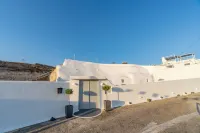 Fira-Cave-Sleeps 13-Parking-Pool-Pet Friendly