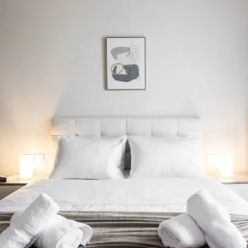 Spacious and sunlit seaside flat