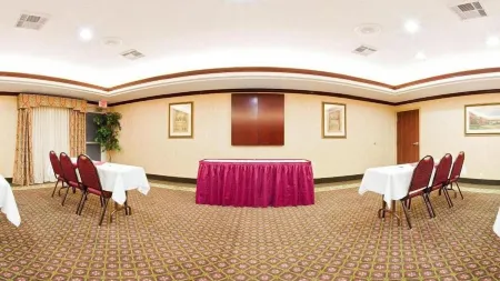 Holiday Inn Express & Suites Gainesville